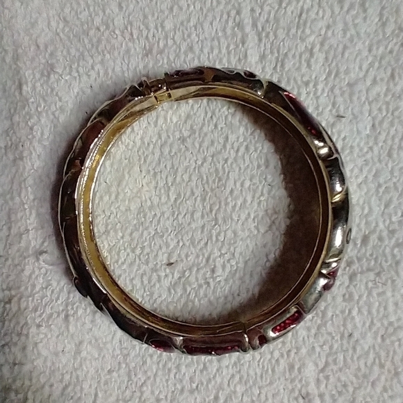 Goldtone red enamel hinged bracelet - Picture 4 of 4